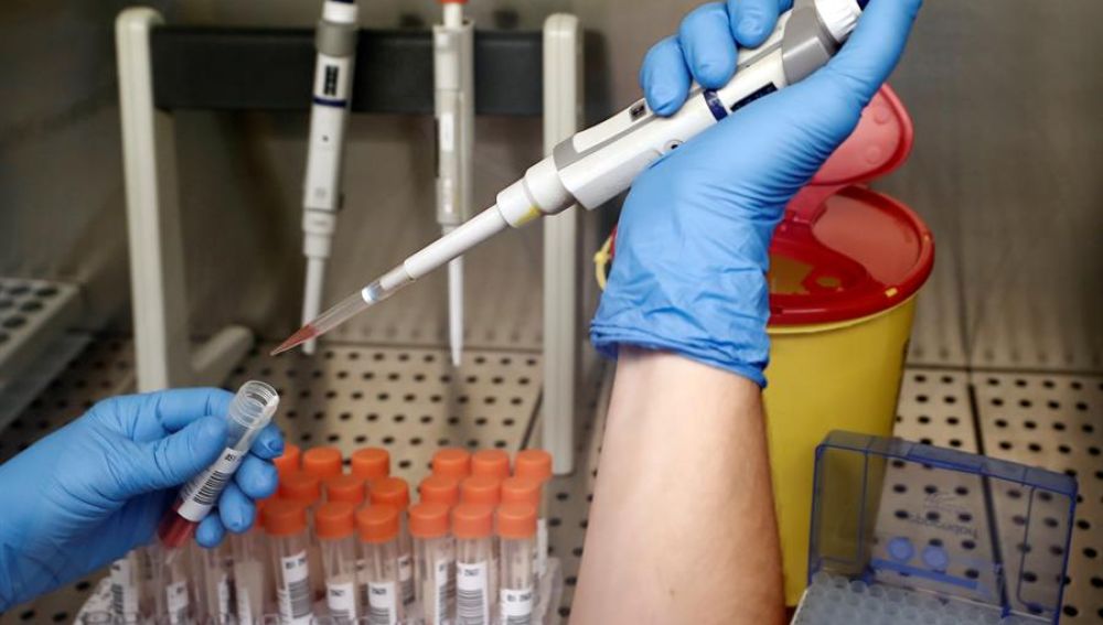 Un científico manipula el instrumental de vacunas.
