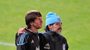 Maradona y Messi, en un entrenamiento de la selección argentina en 2010