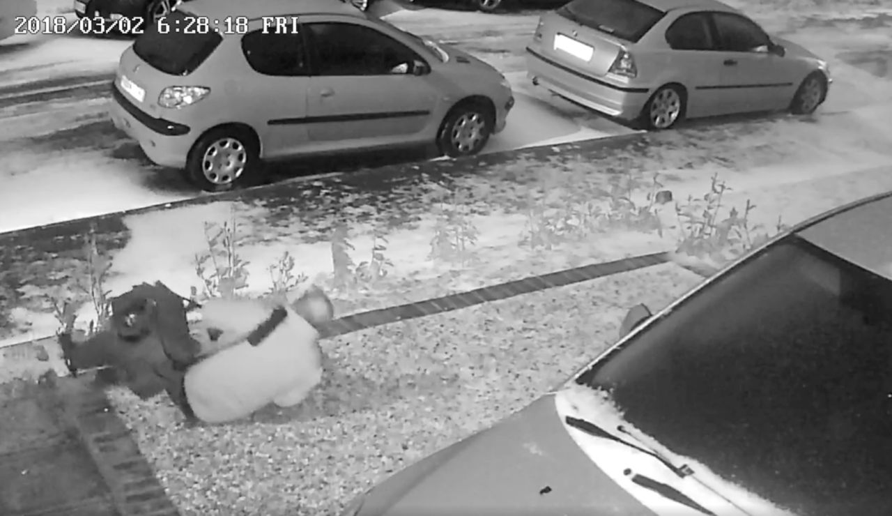 Un hombre se resbala en el suelo helado