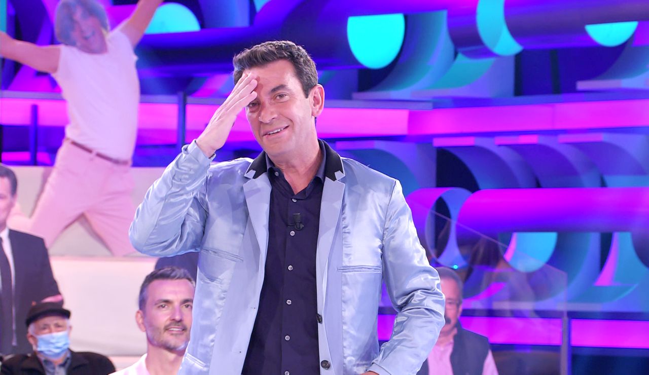 ¿Lo pondrá de moda? Arturo Valls se atreve en '¡Ahora caigo!' con un estilismo que ya lució Will Smith en 'El príncipe de Bel Air' ¿Lo pondrá de moda? Arturo Valls se atreve en '¡Ahora caigo!' con un estilismo que ya lució Will Smith en 'El príncipe de Bel Air'