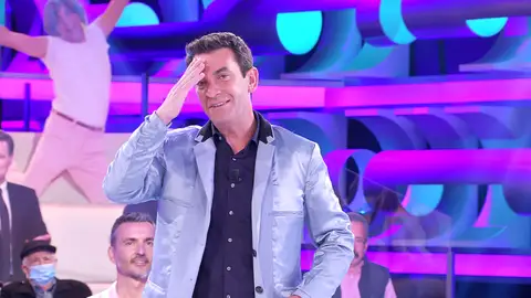 ¿Lo pondrá de moda? Arturo Valls se atreve en '¡Ahora caigo!' con un estilismo que ya lució Will Smith en 'El príncipe de Bel Air' ¿Lo pondrá de moda? Arturo Valls se atreve en '¡Ahora caigo!' con un estilismo que ya lució Will Smith en 'El príncipe de Bel Air'