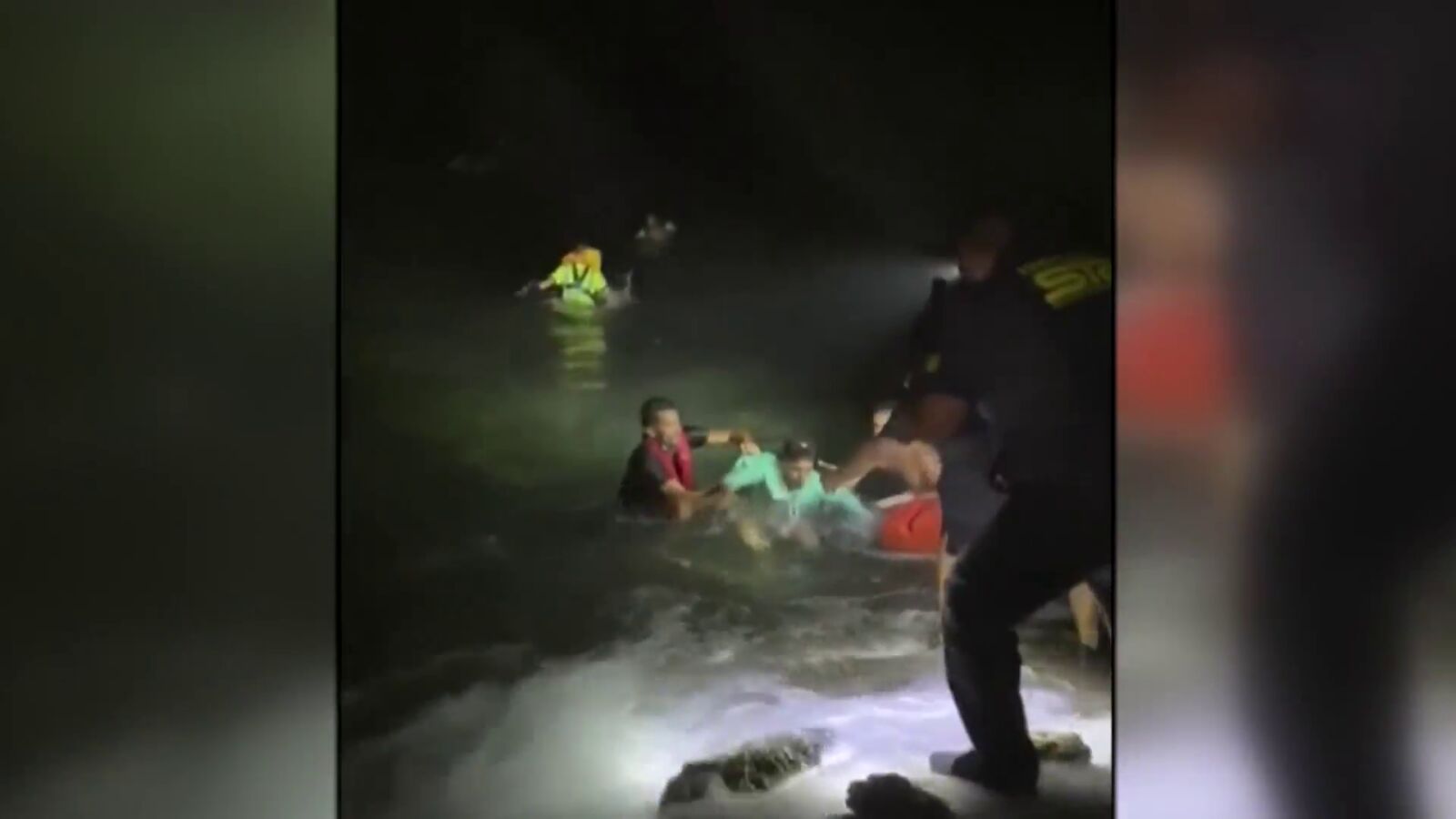 Así ha sido el agónico rescate de unos vecinos a los náufragos de una patera en Lanzarote: 