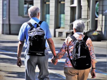 Los ancianos con vida social activa tienen una mejor microestructura cerebral clave para evitar la demencia