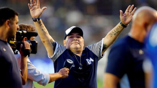 Diego Armando Maradona saluda a la afici&oacute;n.