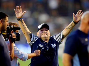 Diego Armando Maradona saluda a la afición.