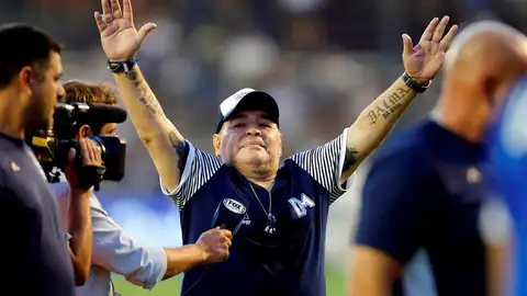 Diego Armando Maradona saluda a la afición. Diego Armando Maradona saluda a la afición.
