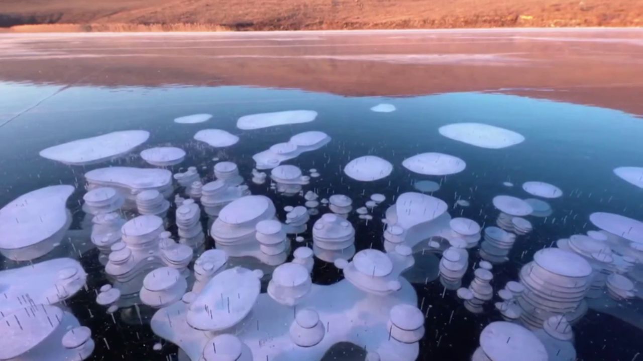 Unas burbujas de metano congelado 'invaden' el Lago Baikal Unas burbujas de metano congelado 'invaden' el Lago Baikal