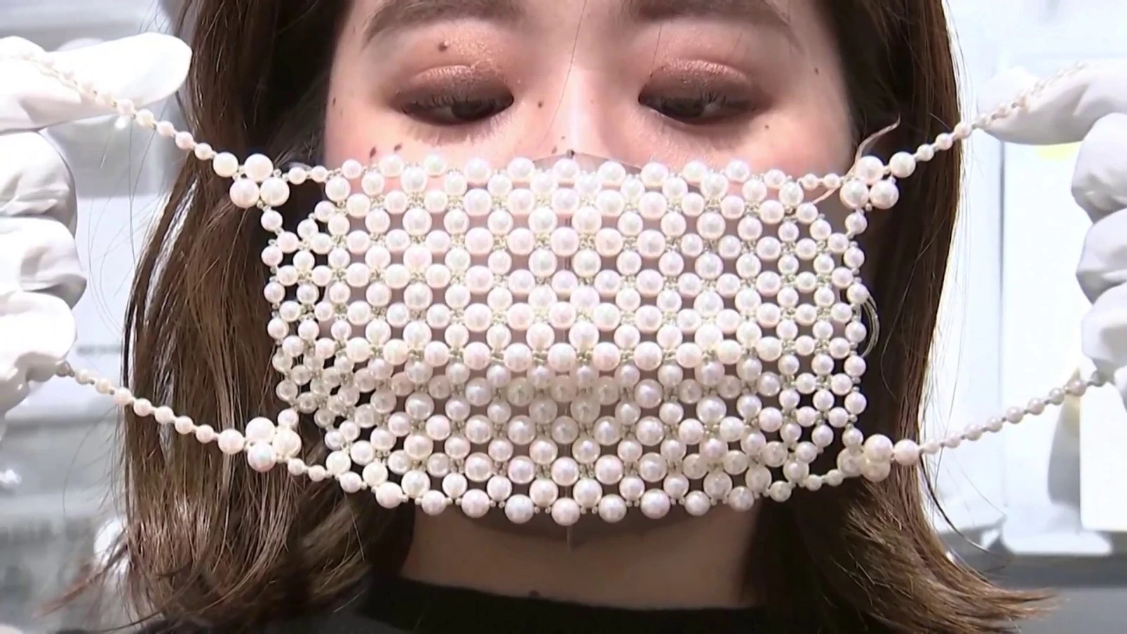 Mascarillas de perlas y diamantes en Japón. Mascarillas de perlas y diamantes en Japón.
