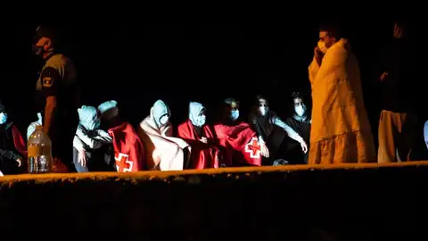 Al menos 4 personas mueren al volcar una patera en la costa de Lanzarote Al menos 4 personas mueren al volcar una patera en la costa de Lanzarote