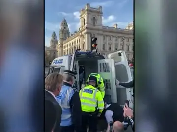 Mujer británica arrestada frente al Parlamento Mujer británica arrestada frente al Parlamento