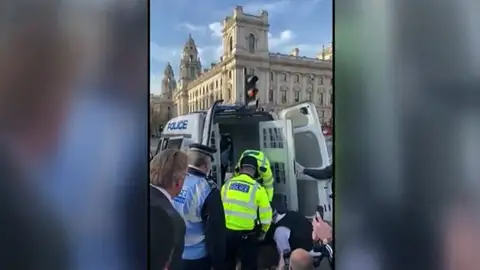Mujer británica arrestada frente al Parlamento Mujer británica arrestada frente al Parlamento