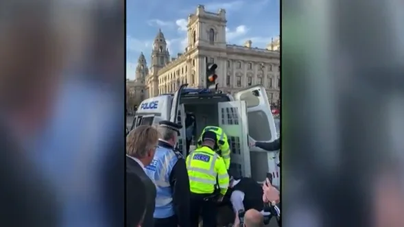 Mujer británica arrestada frente al Parlamento Mujer británica arrestada frente al Parlamento