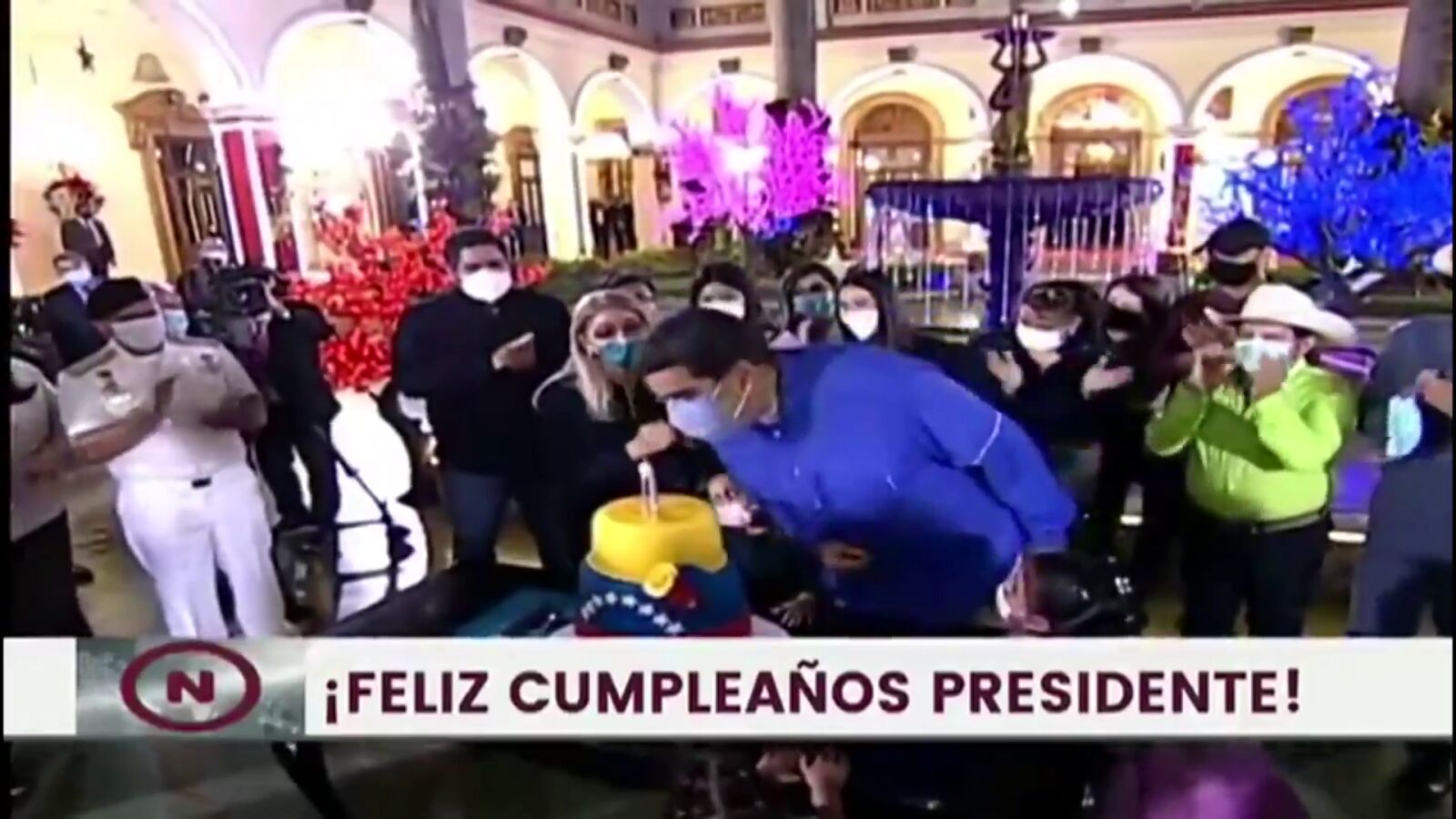 La peculiar imagen de Nicolás Maduro soplando las velas de su cumpleaños con la mascarilla puesta