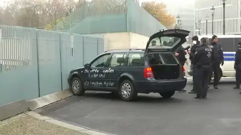 Coche se estrella contra Cancillería Alemania Coche se estrella contra Cancillería Alemania