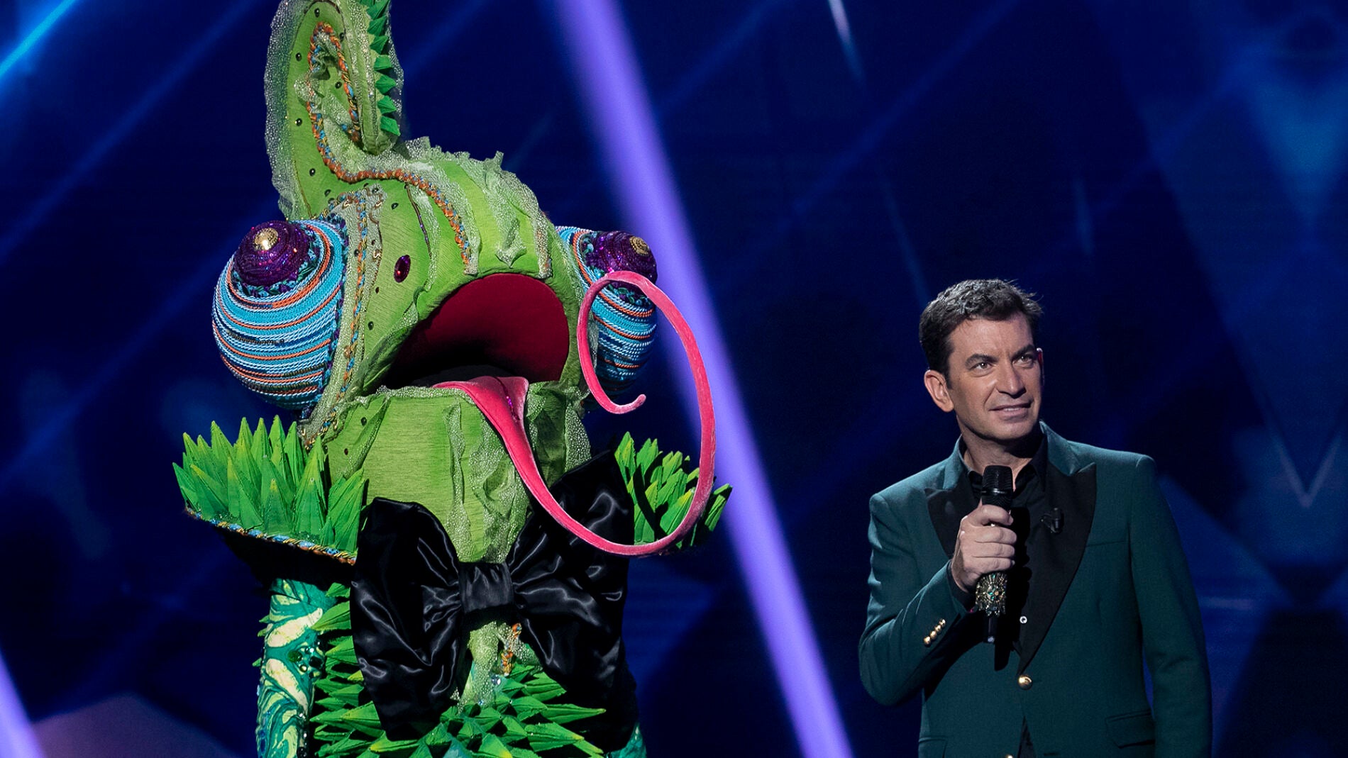 El Camaleón responde a la directa pregunta de Javier Ambrossi: “¿Tienes física y química con Javier Calvo?”