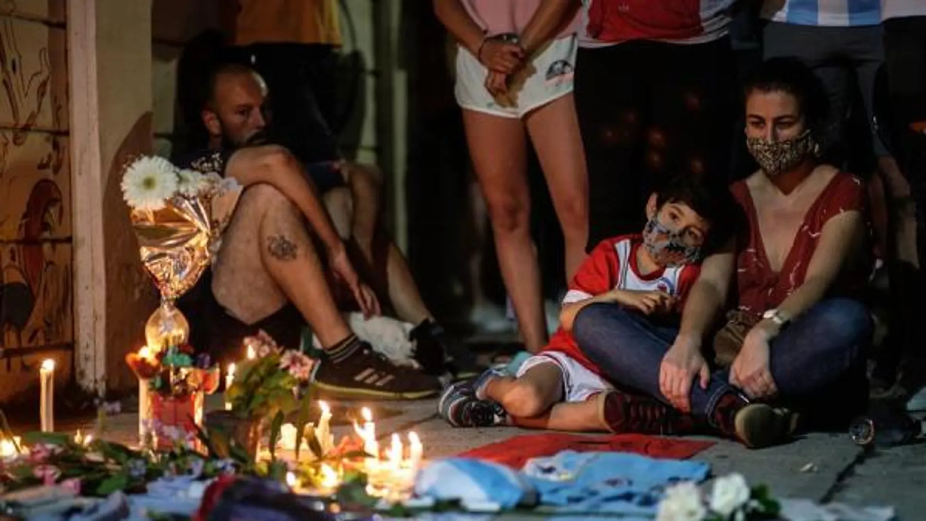 Un emotivo aplauso marcó el comienzo de los homenajes a Diego Armando Maradona tras su muerte Un emotivo aplauso marcó el comienzo de los homenajes a Diego Armando Maradona tras su muerte