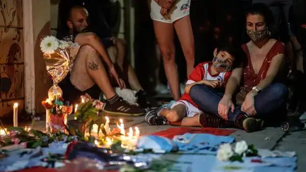 Un emotivo aplauso marcó el comienzo de los homenajes a Diego Armando Maradona tras su muerte Un emotivo aplauso marcó el comienzo de los homenajes a Diego Armando Maradona tras su muerte