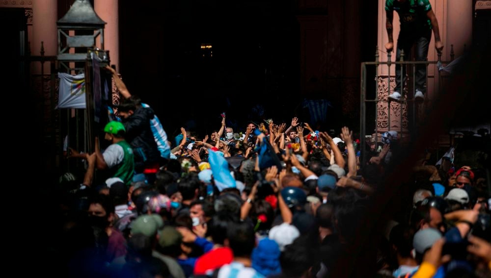 Cientos de aficionados entran desordenadamente en la Casa Rosada