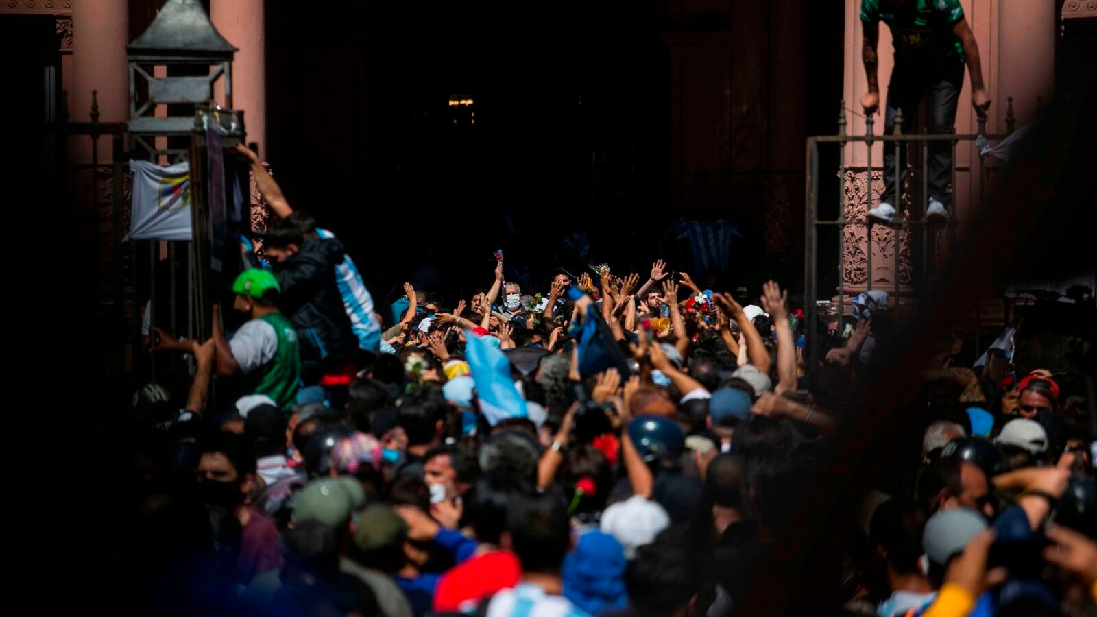 El velatorio de Maradona, pura pasión y caos como fiel homenaje a la figura de Diego