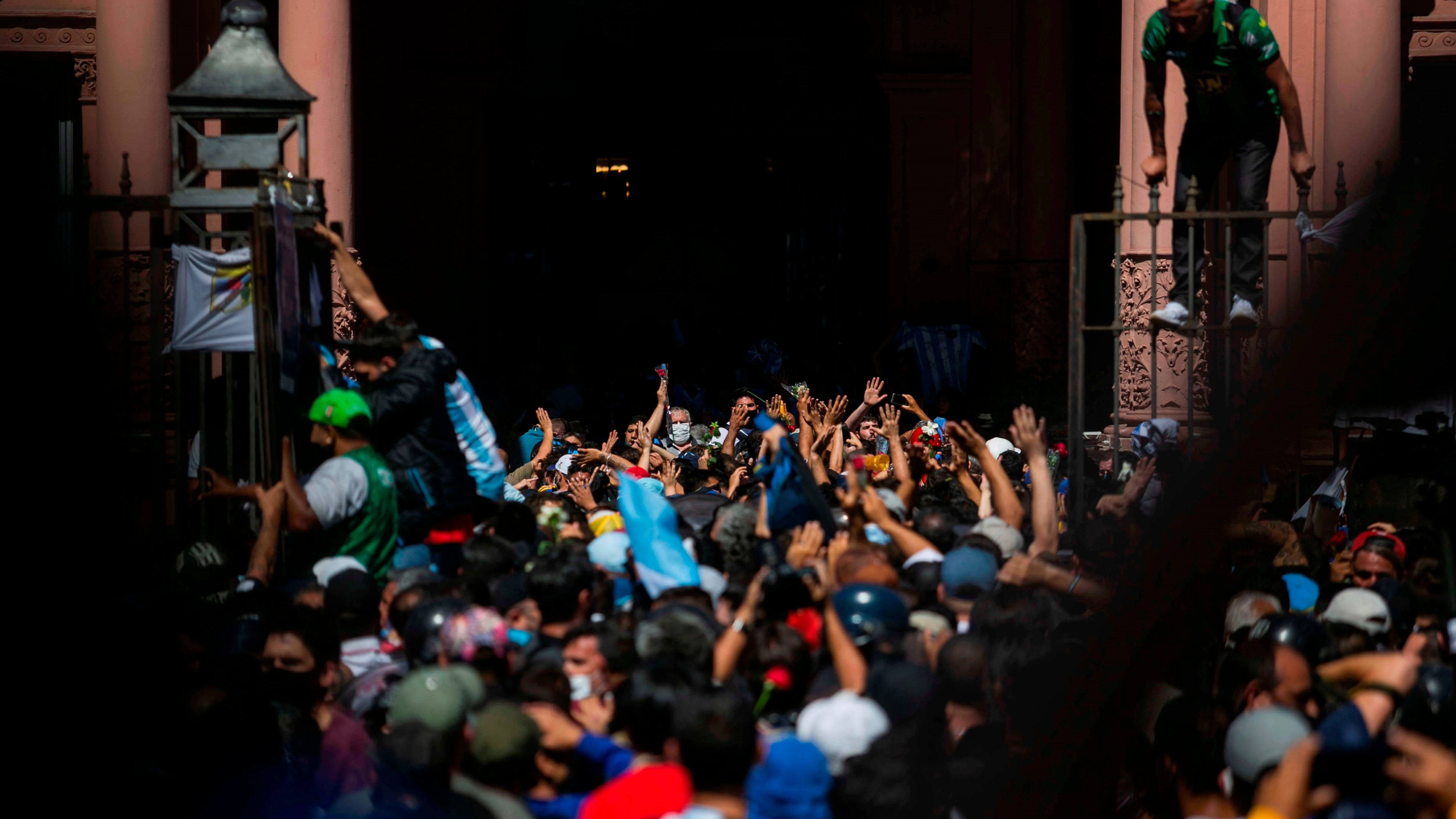 Cientos de aficionados entran desordenadamente en la Casa Rosada