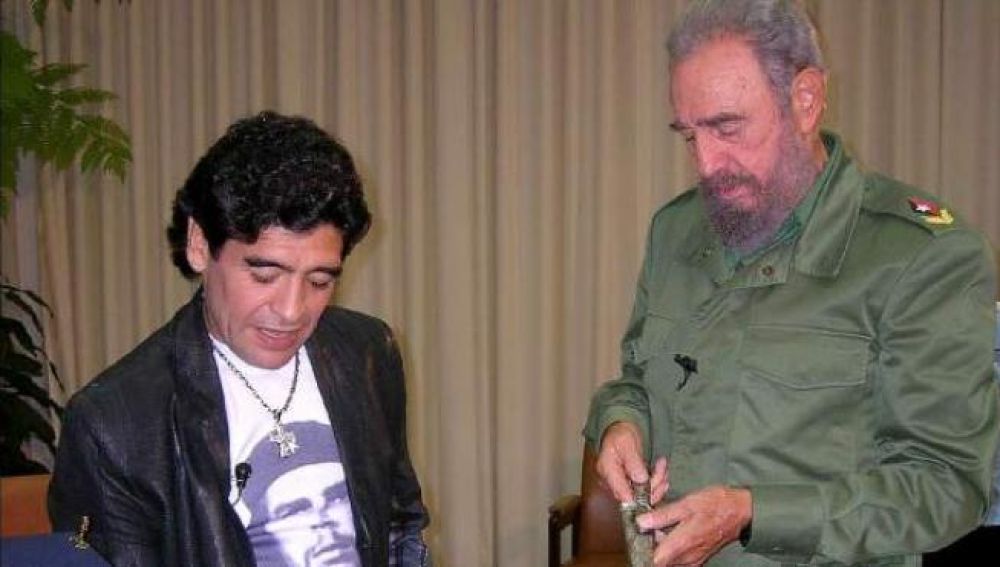 El peculiar 'homenaje' de Izquierda Unida a Maradona con Fidel Castro y la violencia machista