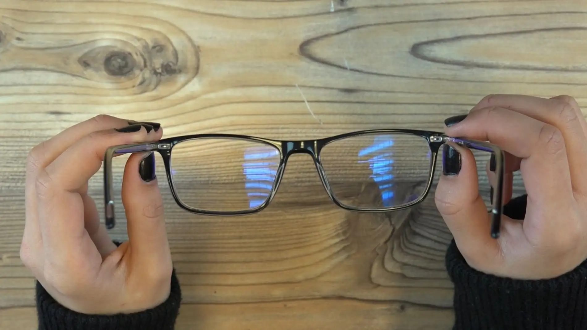 Por qué necesitas unas gafas con filtro de luz azul