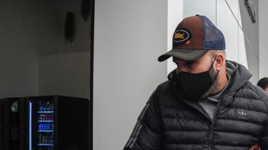 La gran pena de Kiko Rivera a su salida del tanatorio tras la muerte de su suegro, el padre de Irene Rosales
