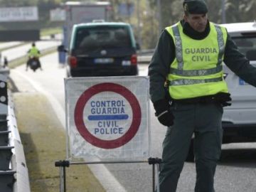 Control de la Guardia Civil a la salida de ciudades confinadas perimetralmente