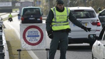 Control de la Guardia Civil a la salida de ciudades confinadas perimetralmente