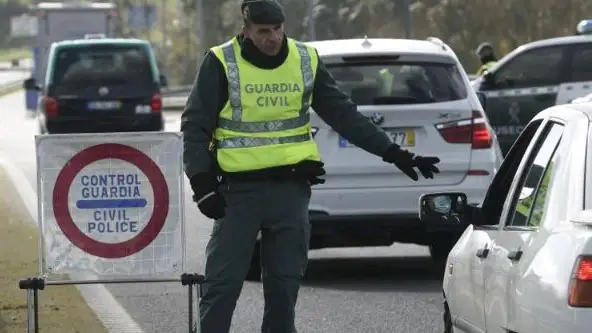 Control de la Guardia Civil a la salida de ciudades confinadas perimetralmente Control de la Guardia Civil a la salida de ciudades confinadas perimetralmente