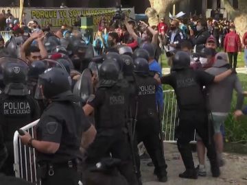 Primeros incidentes en el velatorio de Maradona con los antidisturbios cargando para contener la avalancha de hinchas
