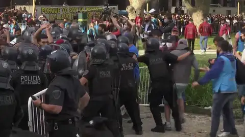 Primeros incidentes en el velatorio de Maradona con los antidisturbios cargando para contener la avalancha de hinchas Primeros incidentes en el velatorio de Maradona con los antidisturbios cargando para contener la avalancha de hinchas