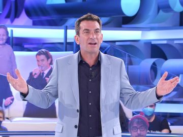 ¡Nace una nueva muletilla! Arturo Valls se inventa la vacuna del covid marca '¡Ahora caigo!'