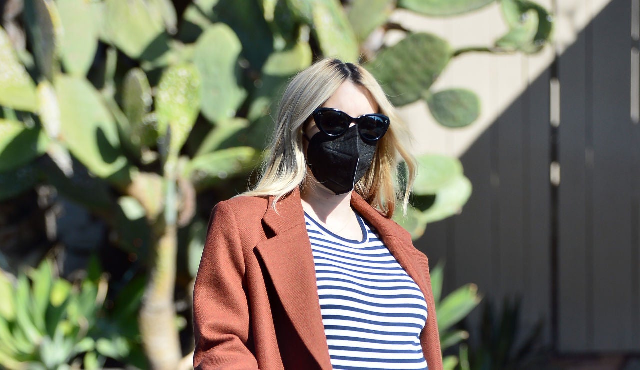 Emma Roberts presume de su barriguita de embarazada