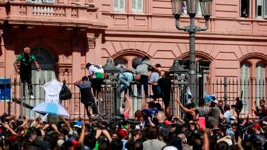 Retiran el féretro de Maradona por seguridad después de que aficionados hayan asaltado la Casa Rosada