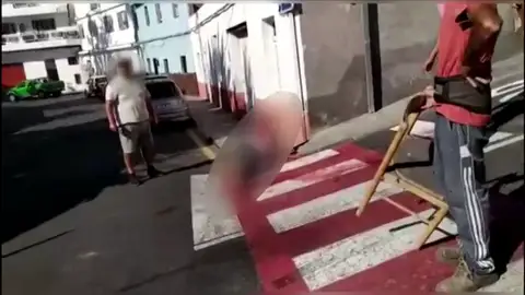 Detenido por apuñalar a su tía en una calle de Guía de Isora en Tenerife mientras los vecinos le increpaban Detenido por apuñalar a su tía en una calle de Guía de Isora en Tenerife mientras los vecinos le increpaban