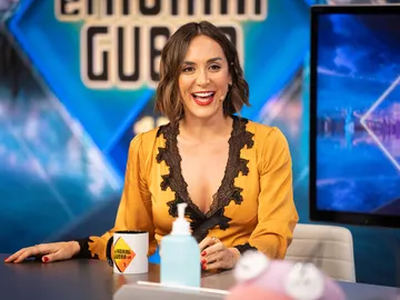 Tamará Falcó, sobre Enrique Iglesias al ver la teta de Sabrina en la Nochevieja del 1987: "Mi hermano se aceleró hacia la tele y la abrazó" Tamará Falcó, sobre Enrique Iglesias al ver la teta de Sabrina en la Nochevieja del 1987: "Mi hermano se aceleró hacia la tele y la abrazó"