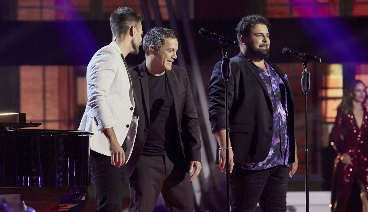 Alejandro Sanz, Adam Ainouz y Rafael Ruiz cantan ‘Viviendo deprisa’ en la Semifinal de ‘La Voz’ Alejandro Sanz, Adam Ainouz y Rafael Ruiz cantan ‘Viviendo deprisa’ en la Semifinal de ‘La Voz’