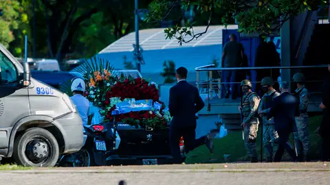 El cortejo fúnebre de Diego Armando Maradona sale de la Casa Rosada El cortejo fúnebre de Diego Armando Maradona sale de la Casa Rosada