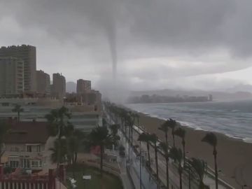 Momento en el que un gran tornado se acerca hacia Alicante.