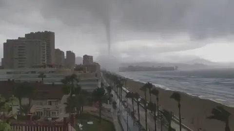 Momento en el que un gran tornado se acerca hacia Alicante. Momento en el que un gran tornado se acerca hacia Alicante.