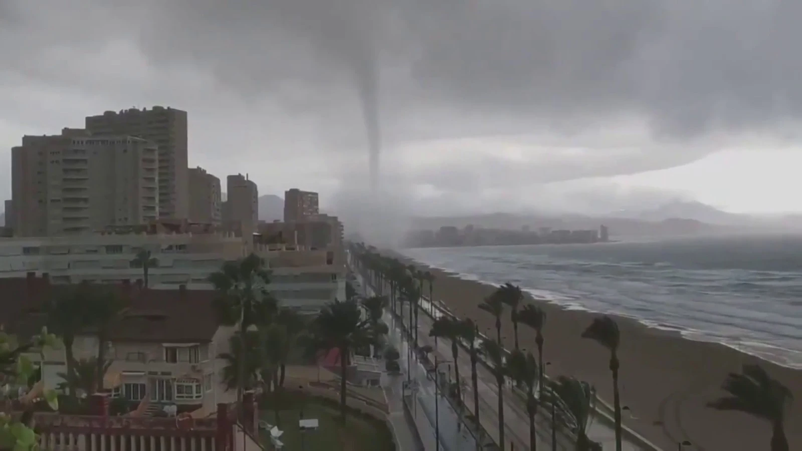 Momento en el que un gran tornado se acerca hacia Alicante.