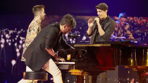 Pablo López, Miguelichi y Roger Padrós cantan ‘Mariposa’ en la Semifinal de ‘La Voz’ Pablo López, Miguelichi y Roger Padrós cantan ‘Mariposa’ en la Semifinal de ‘La Voz’