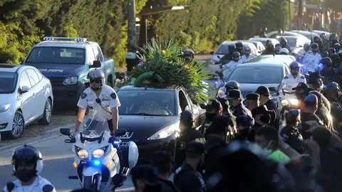Maradona, enterrado en el cementerio de Bella Vista tras una multitudinaria despedida en Argentina Maradona, enterrado en el cementerio de Bella Vista tras una multitudinaria despedida en Argentina