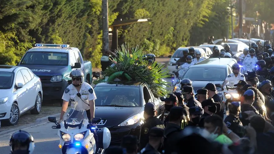 Maradona, enterrado en el cementerio de Bella Vista tras una multitudinaria despedida en Argentina Maradona, enterrado en el cementerio de Bella Vista tras una multitudinaria despedida en Argentina