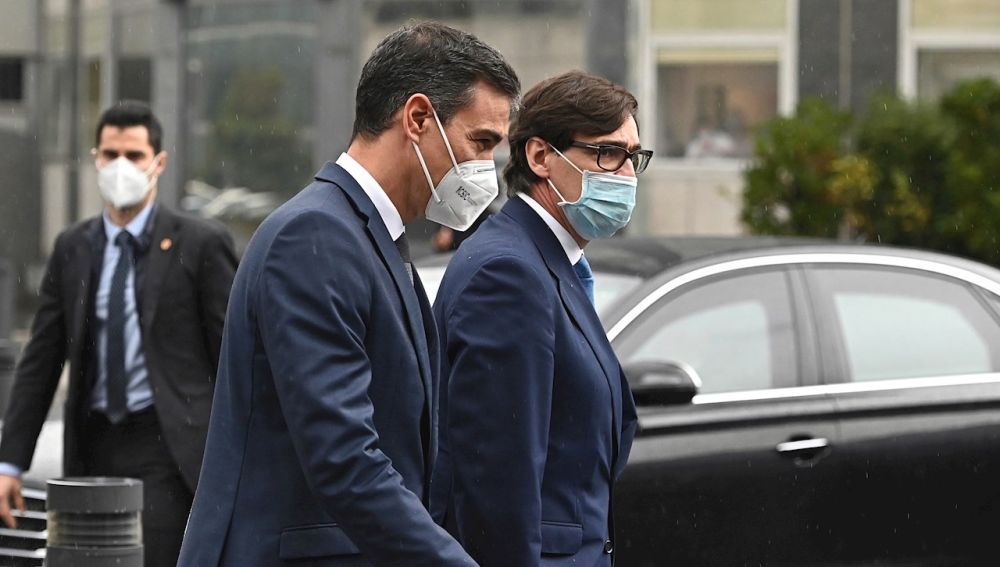 El presidente del Gobierno, Pedro Sánchez, y el ministro de Sanidad, Salvador Illa, a su llegada al Hospital La Paz (Madrid)