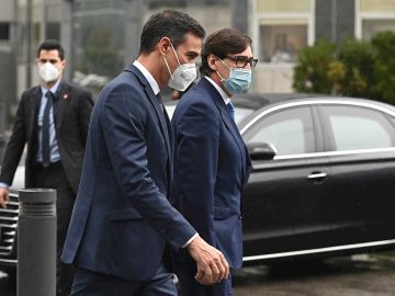 El presidente del Gobierno, Pedro Sánchez, y el ministro de Sanidad, Salvador Illa, a su llegada al Hospital La Paz (Madrid)