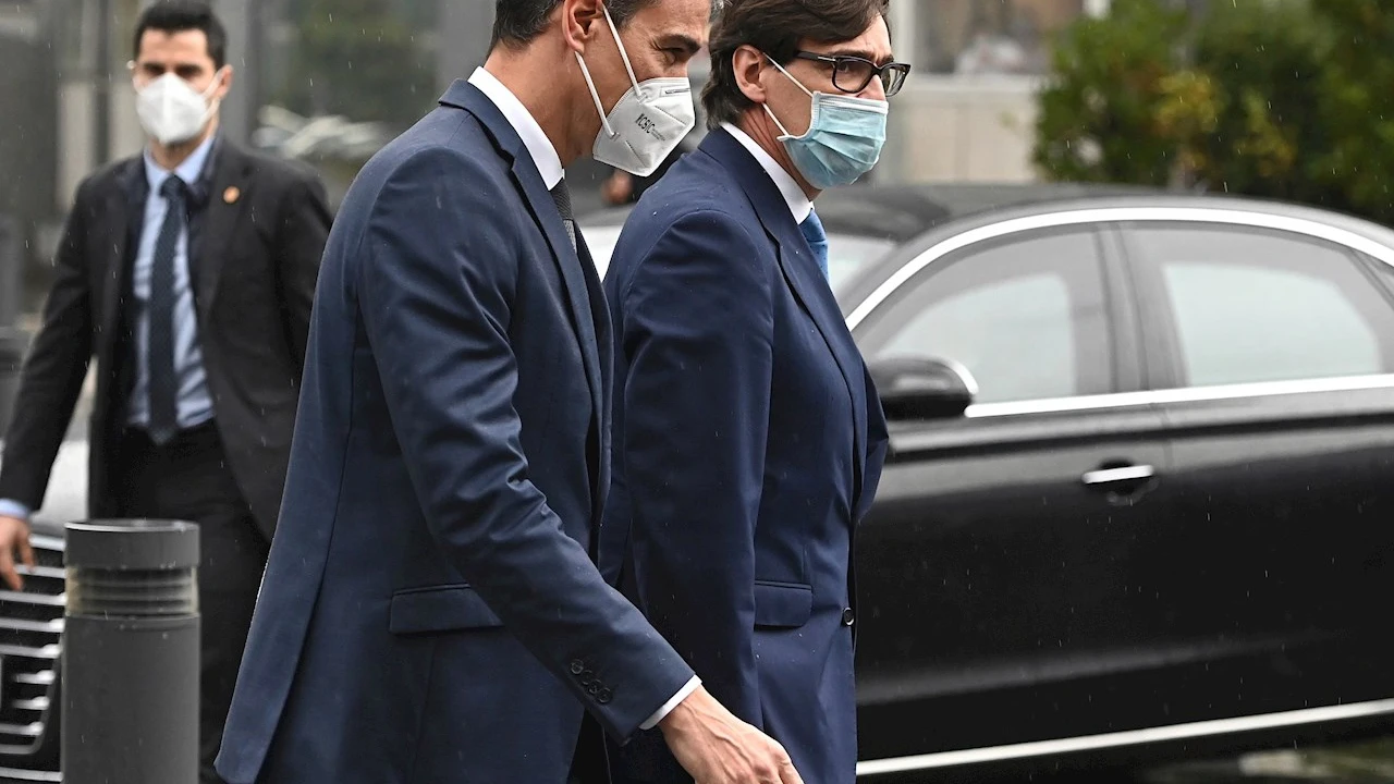 El presidente del Gobierno, Pedro Sánchez, y el ministro de Sanidad, Salvador Illa, a su llegada al Hospital La Paz (Madrid) El presidente del Gobierno, Pedro Sánchez, y el ministro de Sanidad, Salvador Illa, a su llegada al Hospital La Paz (Madrid)