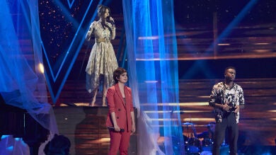 Laura Pausini, Paula Espinosa y Kelly cantan ’La solución’ en la Semifinal de ‘La Voz’