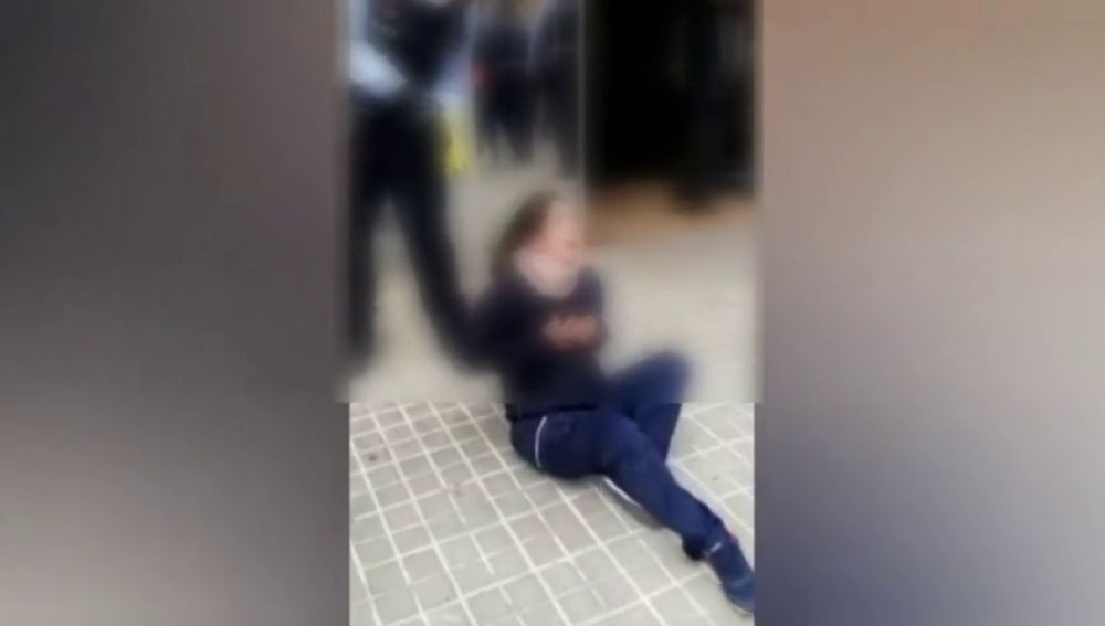Los Mossos disparan a una joven con una pistola Taser en la puerta de un centro de salud en Sabadell